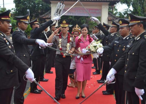 Nusabali.com - kapolres-klungkung-disambut-pedang-pora