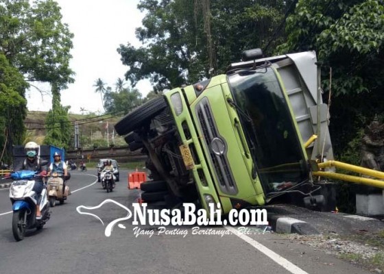 Nusabali.com - dua-truk-terguling-satu-nyaris-masuk-sungai