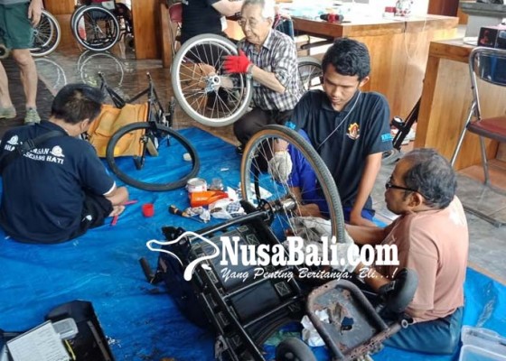 Nusabali.com - 4-instruktur-jepang-ajari-penyandang-disabilitas-perbaiki-kursi-roda-sendiri