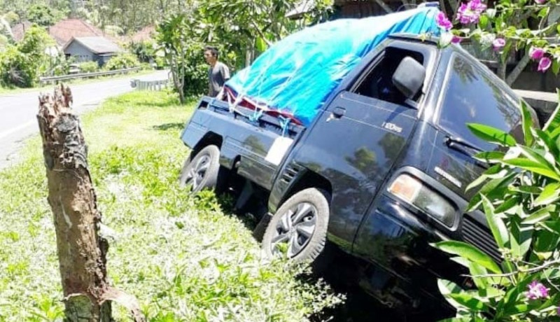 Nusabali Com Sopir Ngantuk Pick Up Hantam Tembok Penyengker