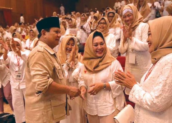 Nusabali.com - titiek-disapa-prabowo-saat-deklarasi-dukungan-emak-emak