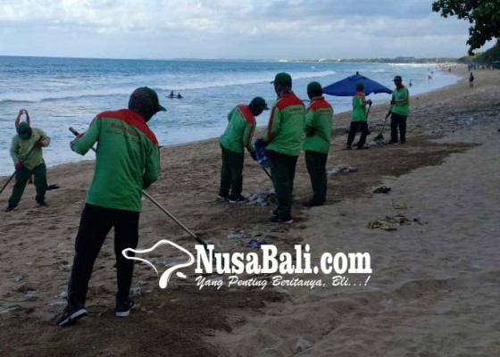 Nusabali.com - sampah-kiriman-mulai-kampih-di-pantai-kuta