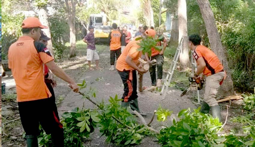 NUSABALI.com - Antisipasi Banjir, Warga Intensifkan Gotong ...