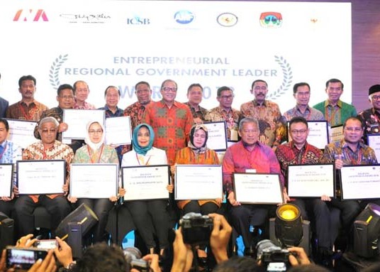 Nusabali.com - rai-mantra-dinobatkan-sebagai-walikota-entrepreneur-award-2018