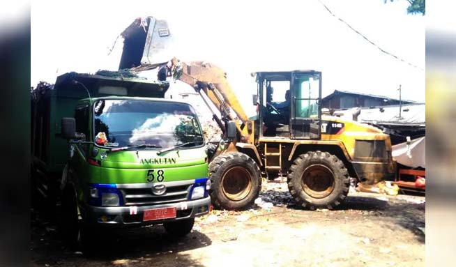 NUSABALI com Pasca Antrean Truk  Sampah TPSS dan Bank 