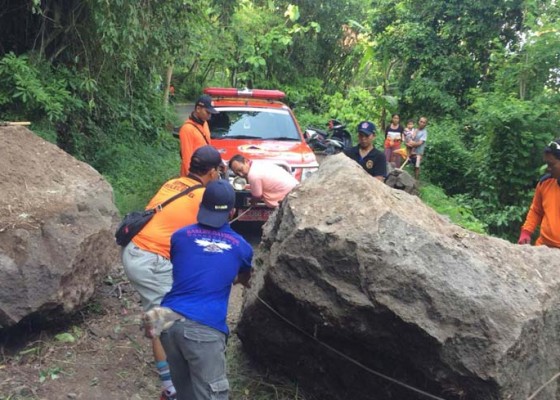 Nusabali.com - bongkahan-batu-besar-tutup-jalan-di-busungbiu