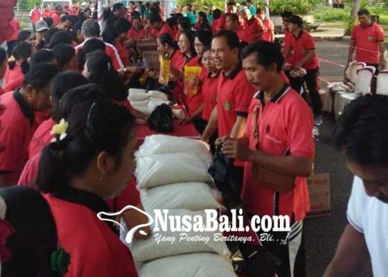 Nusabali.com - usai-senam-pegawai-serbu-pasar-murah