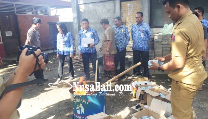 www.nusabali.com-ribuan-keping-ktp-elektronik-dibakar