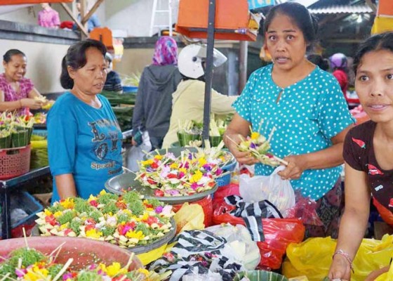 Nusabali.com - krama-lebih-memilih-beli-banten-jadi