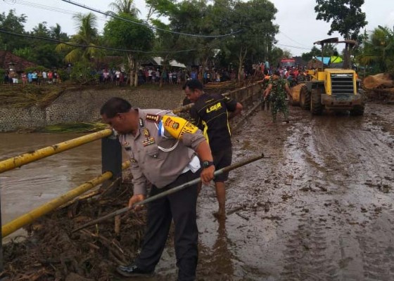 Nusabali.com - personel-polda-bali-turut-evakuasi-material-banjir