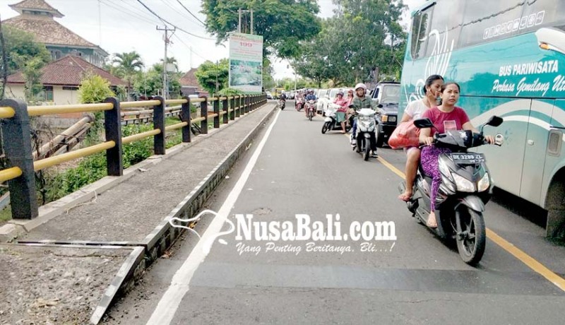 www.nusabali.com-kendaraan-tersendat-di-jembatan-bilukpoh