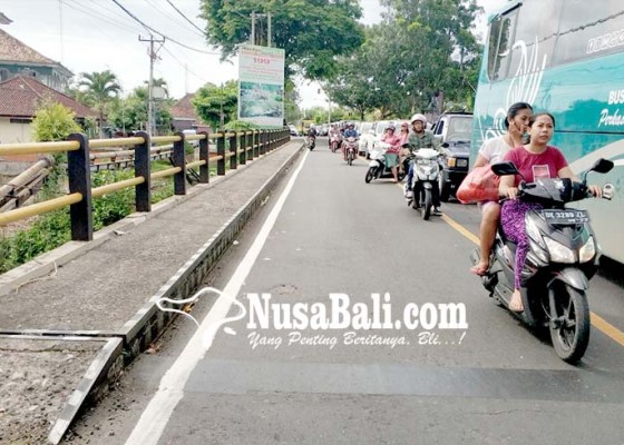 Nusabali.com - kendaraan-tersendat-di-jembatan-bilukpoh