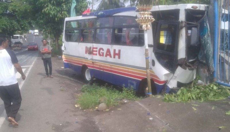 NUSABALI com Rem Blong Truk  Tabrak Motor dan 2 Bus