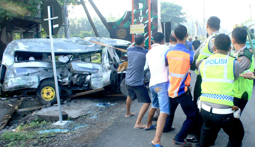 NUSABALI com KA Jayabaya Tabrak Mobil Travel 5 Tewas