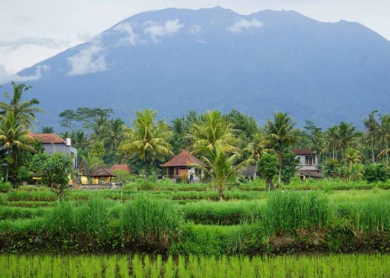 Nusabali.com - gunung-agung-lontarkan-lava-pijar-ke-timur