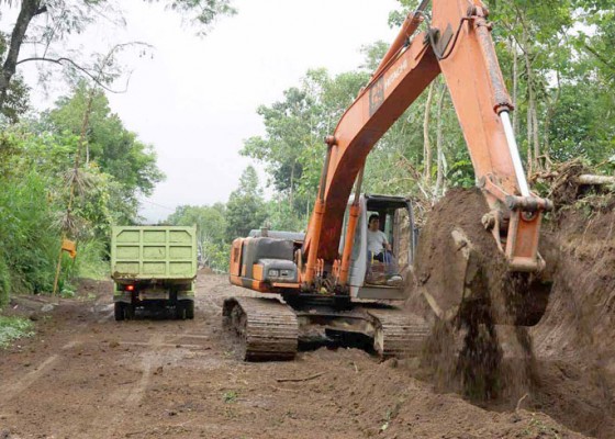 Nusabali.com - desa-pakraman-nangka-buat-jalan-selebar-14-meter