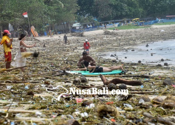 Nusabali.com - cuaca-ekstrem-balawista-tutup-pantai-kuta