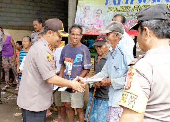 Nusabali.com - 6-lansia-korban-banjir-bandang-terima-bantuan-polres-jembrana