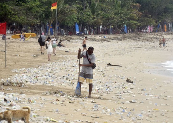 Nusabali.com - hari-ini-digelar-aksi-massal-bersih-bersih-di-pantai-kuta