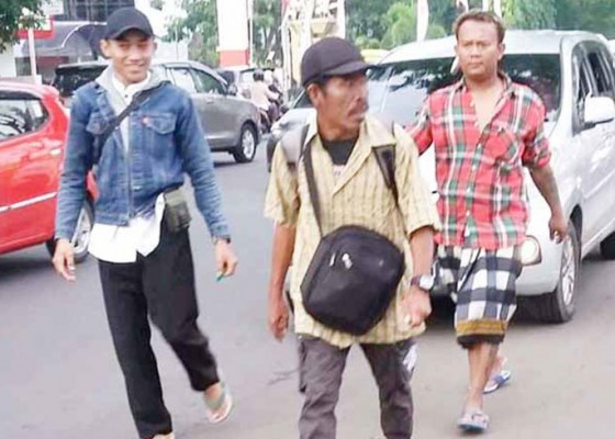 Nusabali.com - amir-jalan-kaki-dari-sumatera-ke-banyuwangi