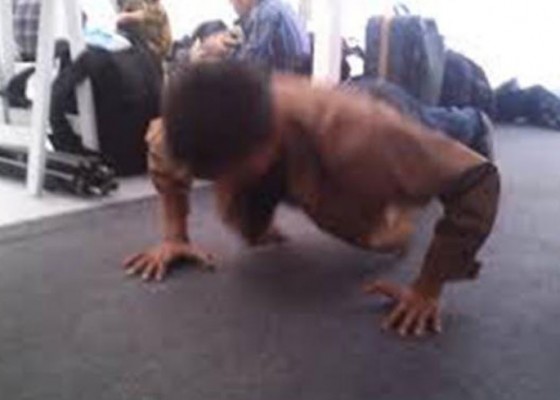 Nusabali.com - nunggak-spp-siswi-sd-dihukum-push-up-100-kali