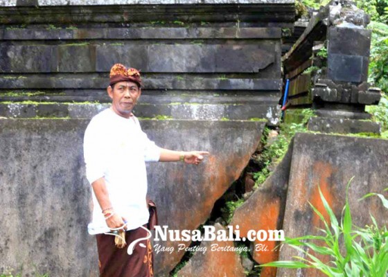 Nusabali.com - panyengker-pura-telaga-tawang-retak