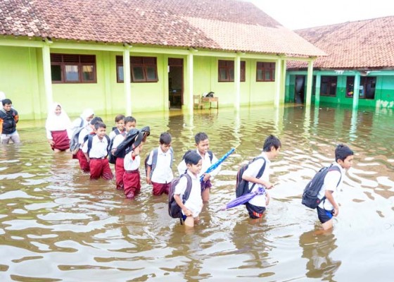 Nusabali.com - latihan-pra-ujian-di-lokasi-banjir