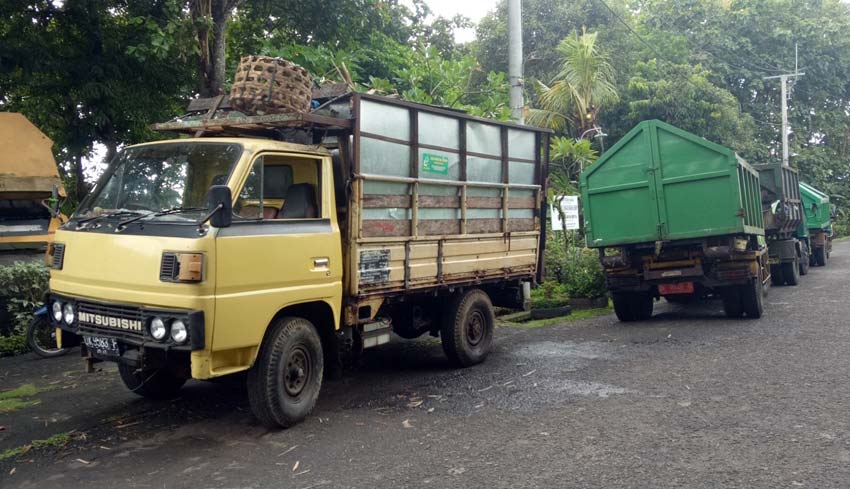 NUSABALI com Truk Angkut Sampah Antre di TPA