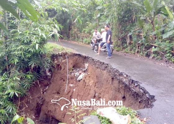 Nusabali.com - jalan-menuju-sman-1-kubutambahan-ambles