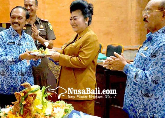 Nusabali.com - bupati-mas-sumatri-minta-hadiah-ke-opd