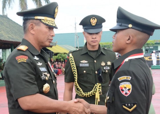 Nusabali.com - pangdam-ixudayana-lantik-205-bintara-prajurit-karier-tni-ad