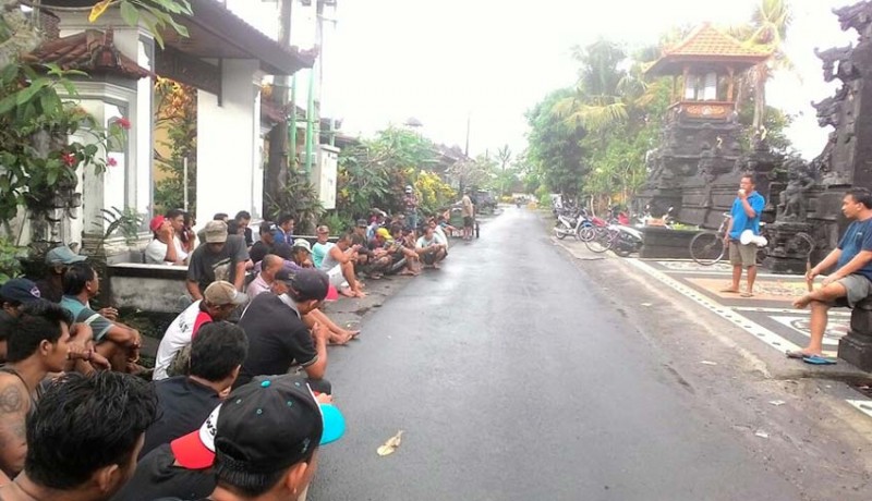 www.nusabali.com-truk-sarat-muatan-picu-jalan-rusak-krama-kutuh-kaja-tutup-jalan-ke-proyek