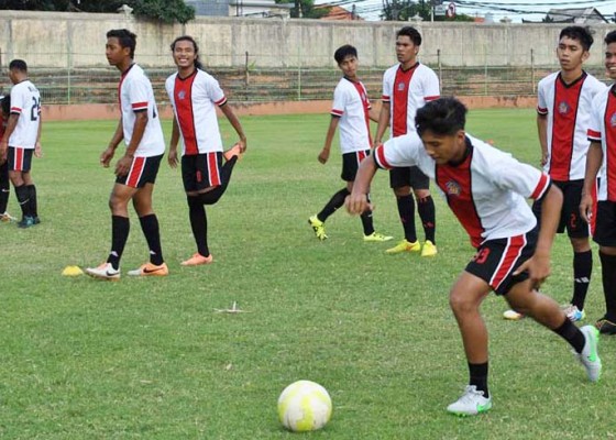 Nusabali.com - tim-sepakbola-pon-bali-juara-pesanku-cup