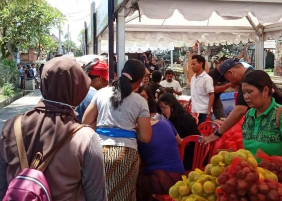 Nusabali.com - jelang-nyepi-pemkab-tabanan-gelar-pasar-murah