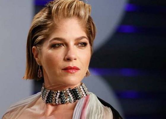 Nusabali.com - terancam-lumpuh-selma-blair-menangis