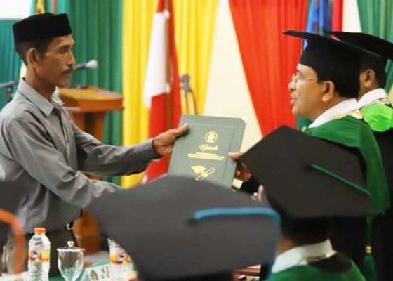 Nusabali.com - putrinya-meninggal-ayah-gantikan-diwisuda