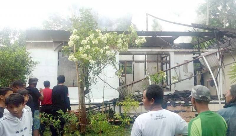 www.nusabali.com-korsleting-satu-rumah-hangus-terbakar