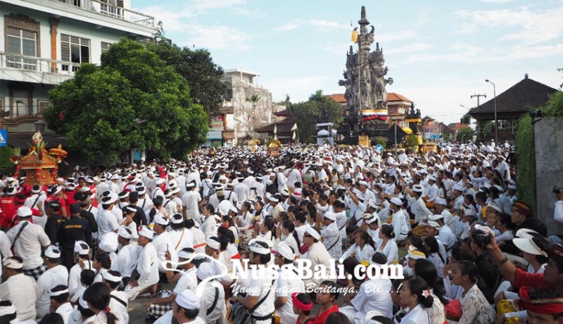 www.nusabali.com-ribuan-umat-ikuti-melasti-karya-agung-besakih-ke-segara-watu-klotok