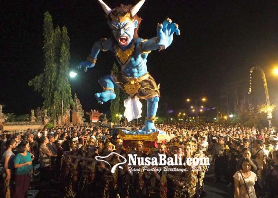 Nusabali.com - parade-ogoh-ogoh-klungkung-bius-penonton