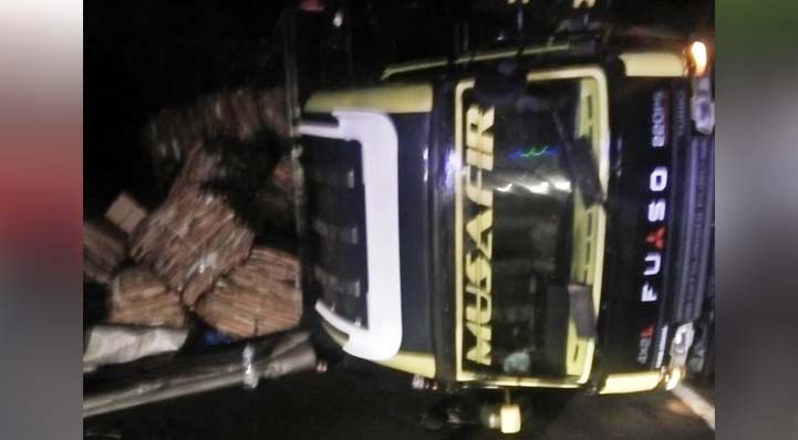 NUSABALI com Memasuki Jalan Miring Truk  Bermuatan 