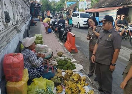 Nusabali.com - pedagang-di-pasar-toya-pakeh-meluber-jualan-di-pinggir-jalan-dan-atas-trotoar