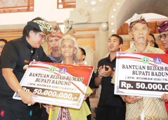 Nusabali.com - bupati-giri-prasta-serahkan-bkk-300-bedah-rumah-di-tabanan