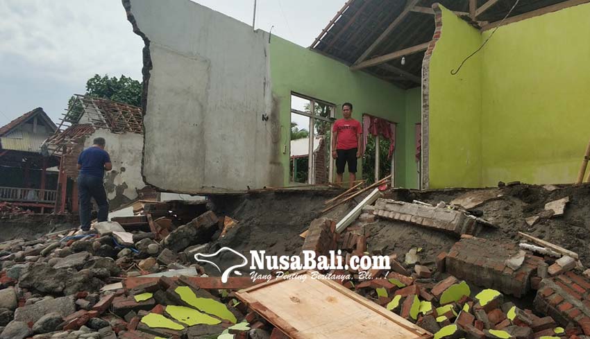 NUSABALI com Sejumlah Rumah Hancur  Badan Jalan Putus 