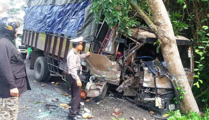 Tabrakan Beruntun Truk Dan 2 Pick Up Seorang Luka