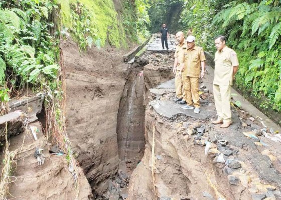 Nusabali.com - jalan-kabupaten-di-desa-kekeran-nyaris-putus