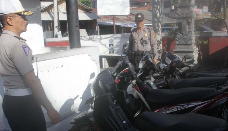 www.nusabali.com-razia-polsek-padangbai-amankan-21-sepeda-motor