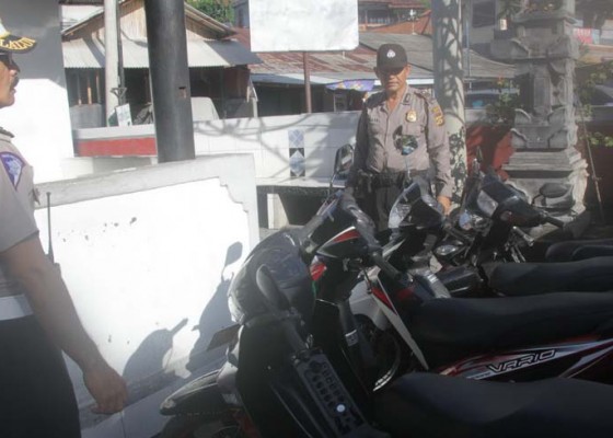 Nusabali.com - razia-polsek-padangbai-amankan-21-sepeda-motor