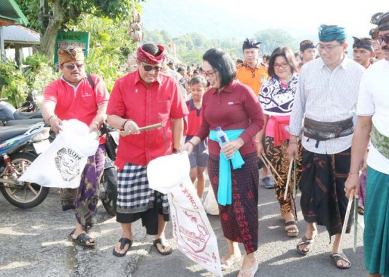 Nusabali.com - bali-resik-warga-tabanan-berburu-sampah-plastik