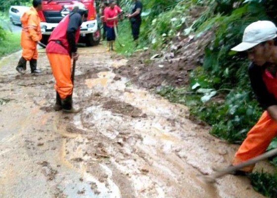 Nusabali.com - longsor-tutup-badan-jalan-di-desa-sulangai