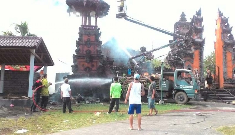 www.nusabali.com-pura-prajapati-kediri-hangus-terbakar